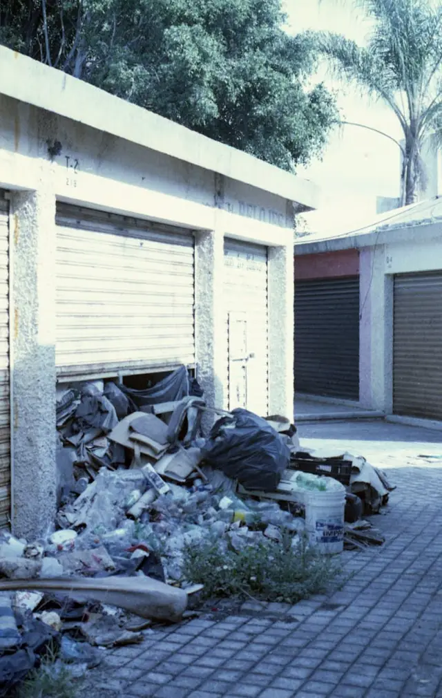 Objets encombrants et déchets devant un garage avant un débarras