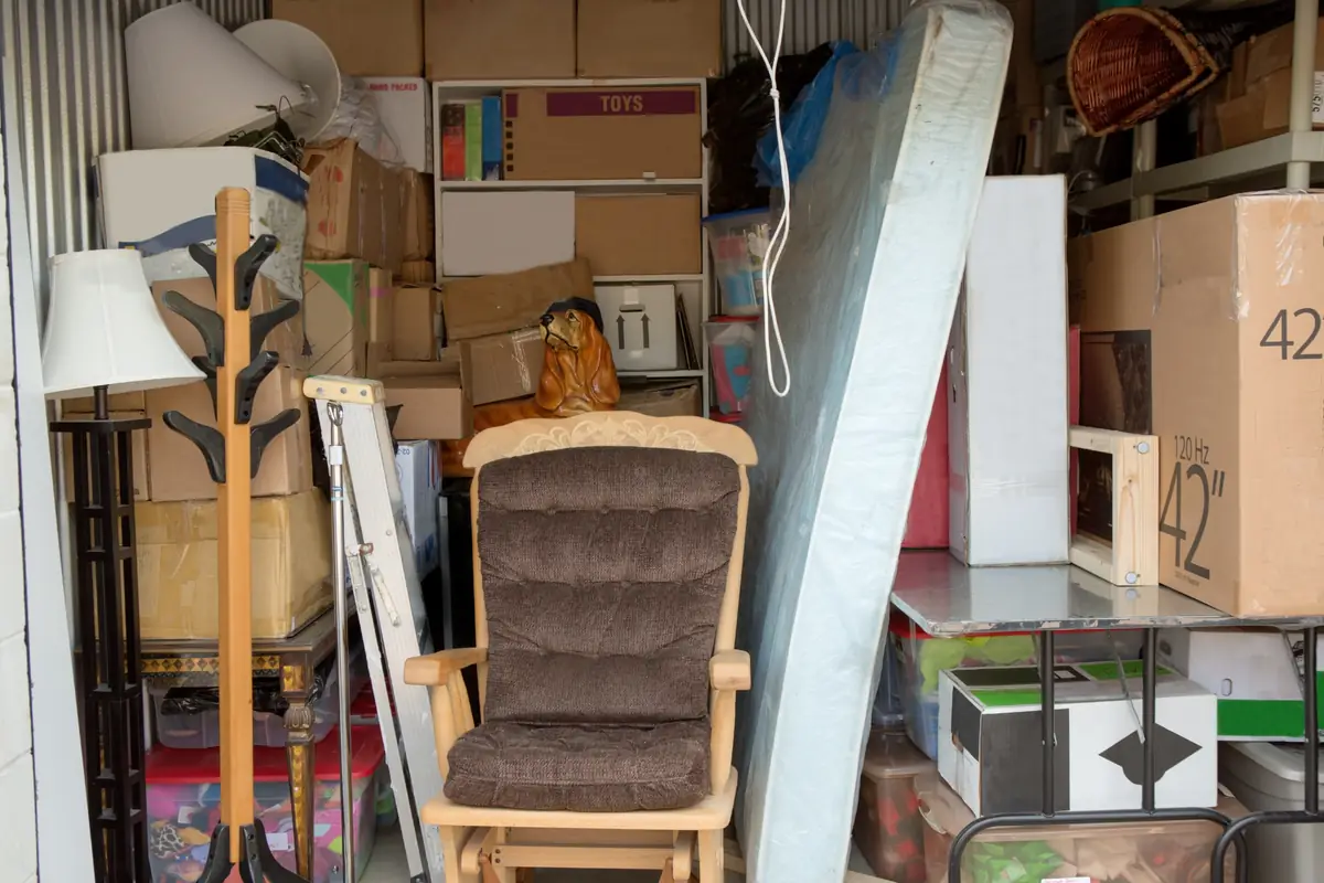 Appartement encombré de cartons, meubles et objets avant un débarras professionnel