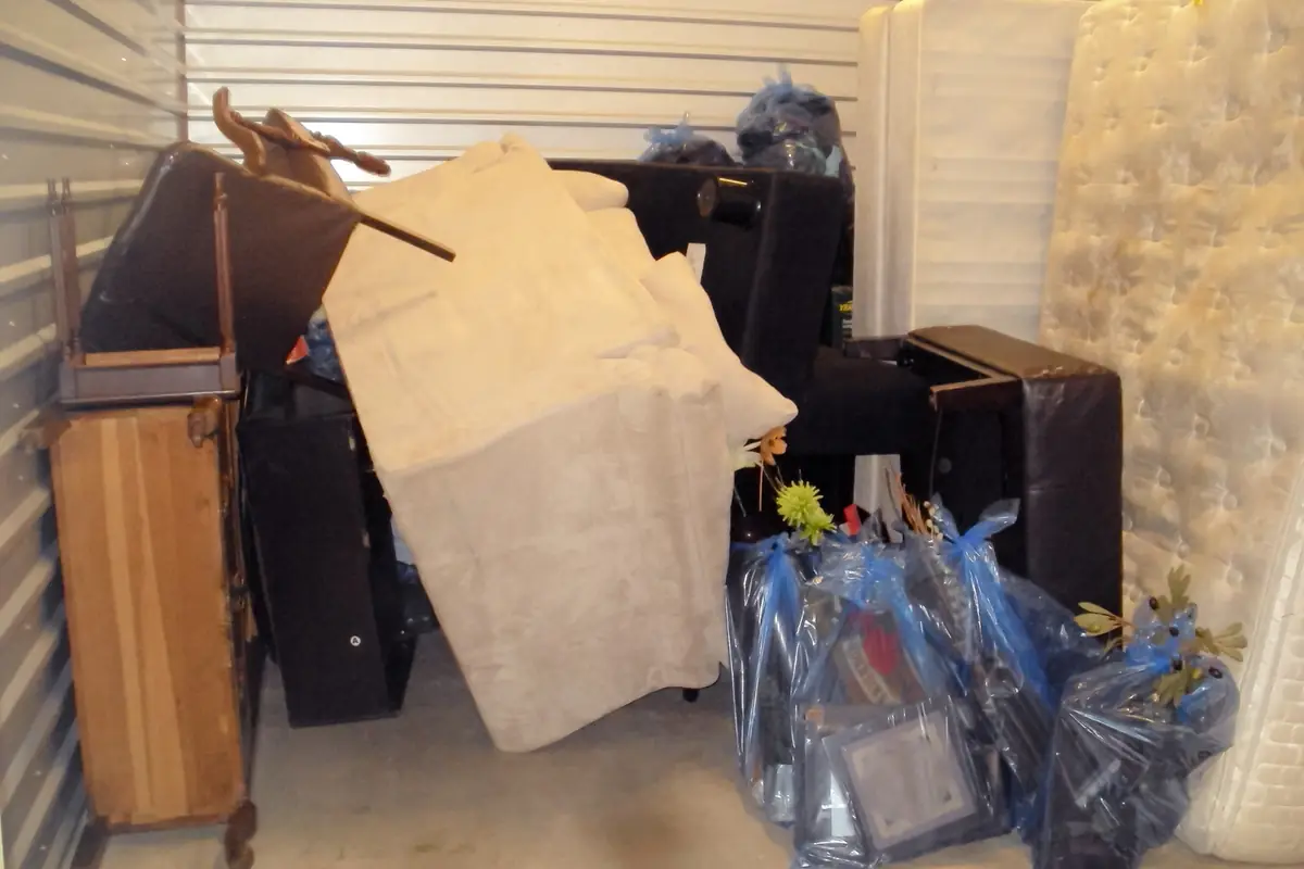 Meubles et objets stockés dans une pièce avant un débarras